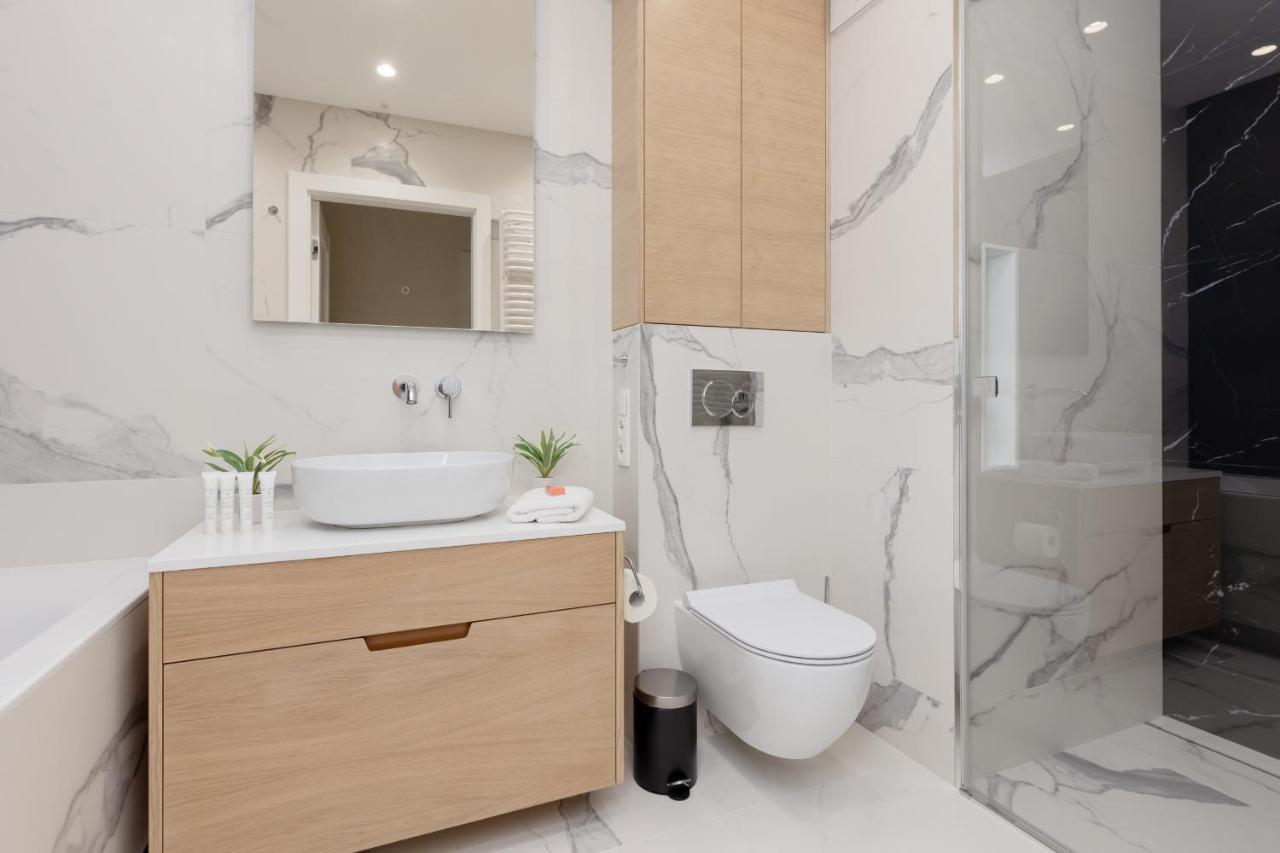 Deluxe Apartment Wronia 45 With Ac, Parking & Balcony By Renters Prestige วอร์ซอ ภายนอก รูปภาพ